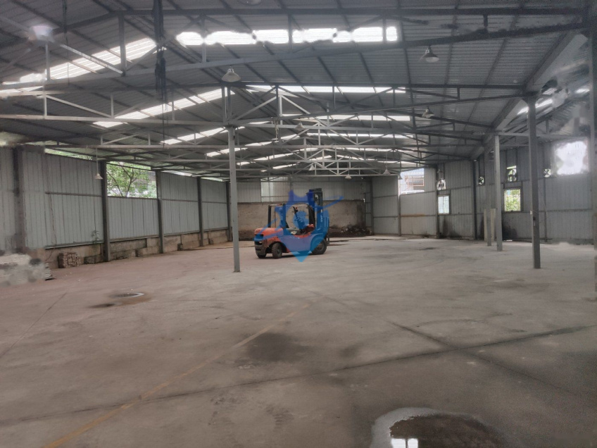 横店玖玖工业园单层2500平，配有3吨货梯 适合各类生产仓储 配套办公宿舍食堂